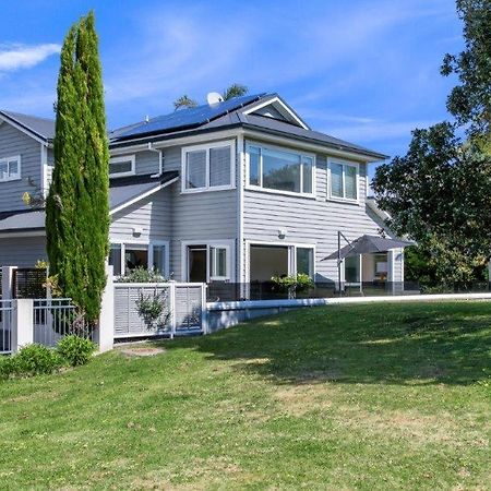 Stunning Tranquil Home With Green Space Views Маунт Маунгануи Екстериор снимка